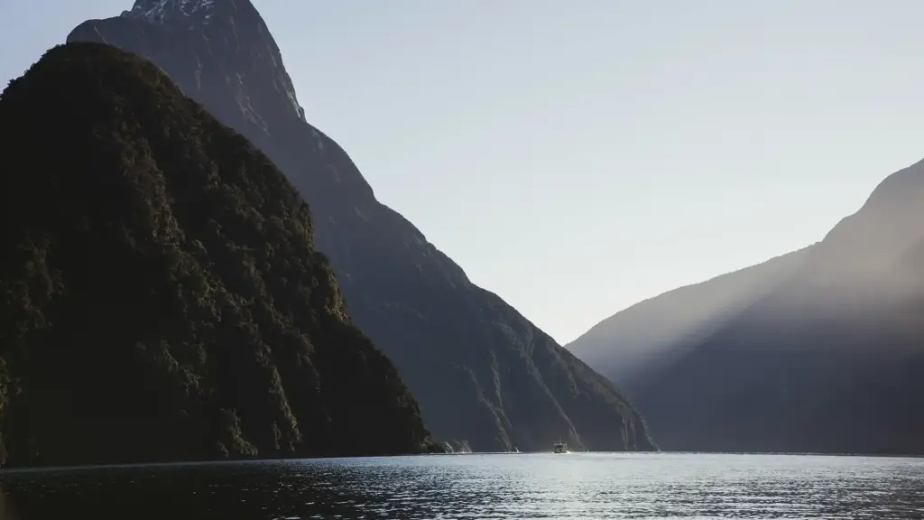 Scenic Milford Sound cruise with sun rays over Mitre Peak in Fiordland National Park